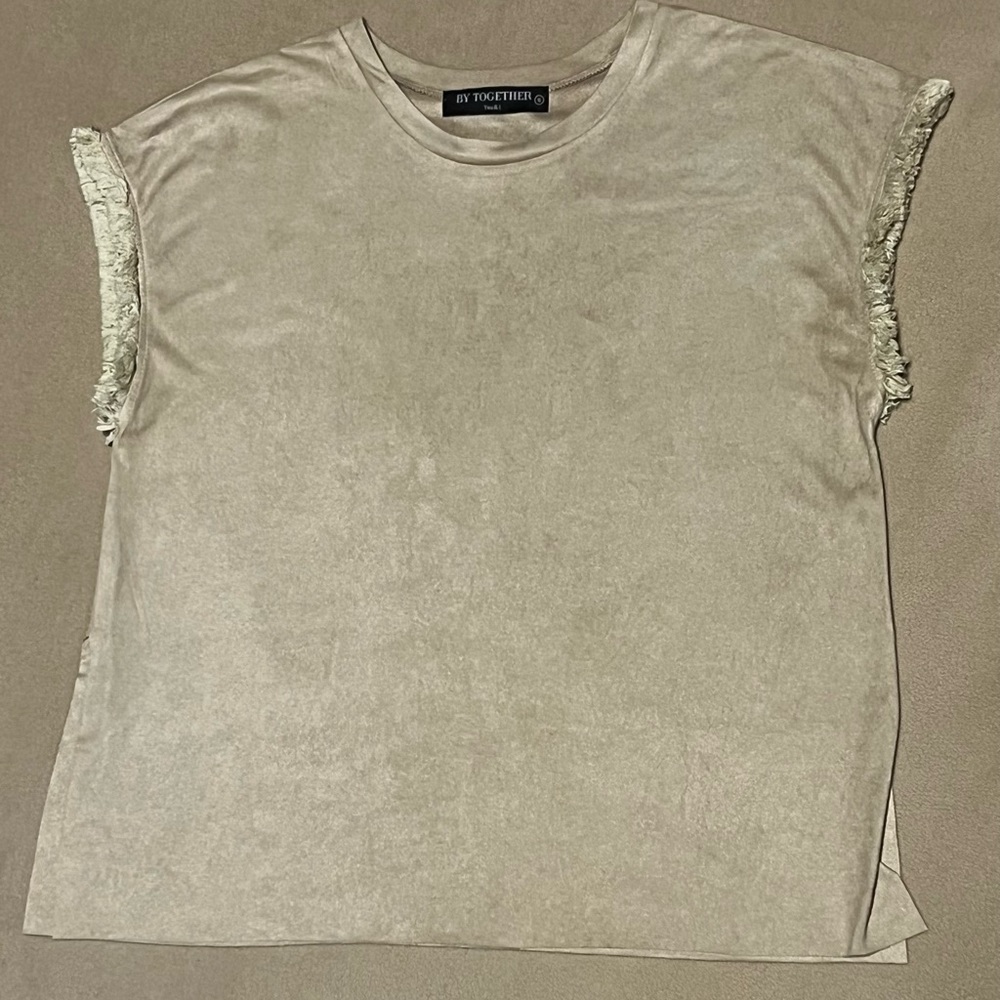 Suede textured Tshirt with fringe sleeves Small